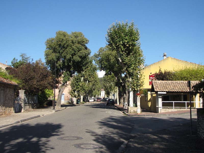 straat in villes sur auzon.jpg - En Villes sur Auzon is een echt rustig Frans dorp. Straten met hoge bomen, kleine winkeltjes en een rustig dorpsplein.